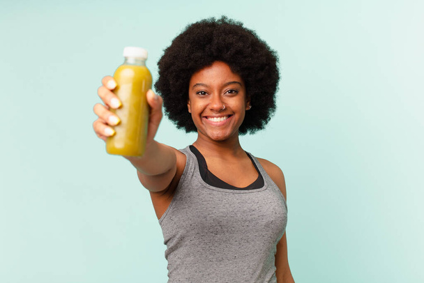 black afro fitness woman with a smoothy - Foto, Imagen