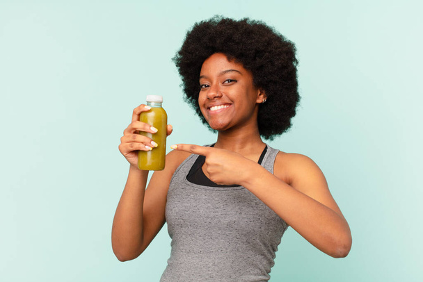 black afro fitness woman with a smoothy - Foto, immagini