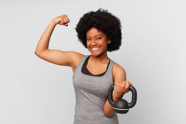 zwart afro fitness vrouw met een halter - Foto, afbeelding