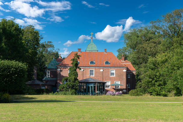 Το ιστορικό αρχοντικό του Sielhof και πρώην αρχοντικό στο Neuharlingersiel. Neuharlingersiel βρίσκεται στην Ανατολική Frisia στη γερμανική ακτή της Βόρειας Θάλασσας. - Φωτογραφία, εικόνα