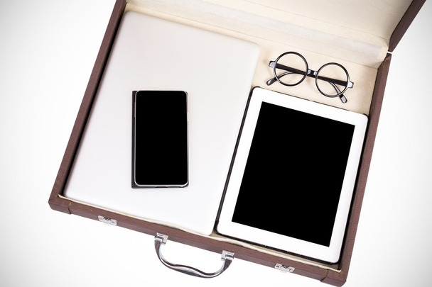 tableta en blanco, dispositivos móviles y electrónicos en maletín (filtro
 - Foto, imagen