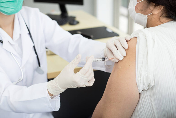 Il personale medico è stato vaccinato per COVID-19 al paziente per proteggere la salute dalle malattie come protezione sanitaria. - Foto, immagini