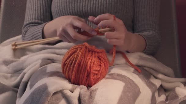 Jeune femme tricotant à la maison le soir, gros plan - Séquence, vidéo