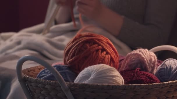 Mulher jovem tricô em casa à noite, foco na cesta com fios - Filmagem, Vídeo