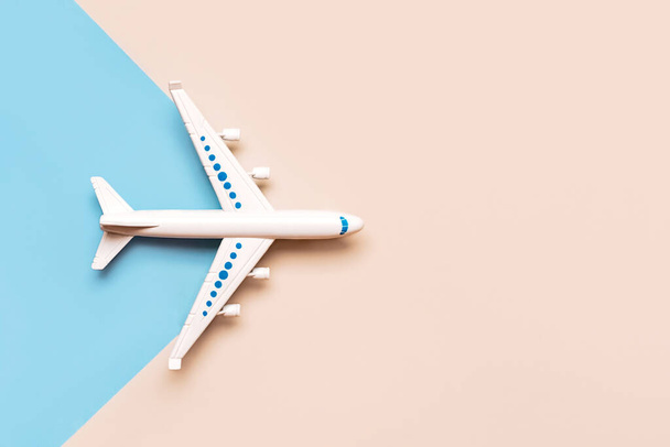 repülőgép fénymásoló hely kék és bézs hátterben.Ünnepek és utazási koncepció - Fotó, kép