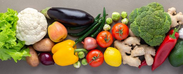 Stendardo di verdure biologiche di fattoria fresca, concetto di cibo sano, verdure e superfood e insalata verde, vista dall'alto, spazio copia - Foto, immagini