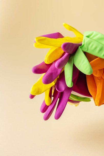 Guantes de goma de trabajo multicolores para proteger las manos mientras se lava de cerca, concepto de limpieza - Foto, Imagen