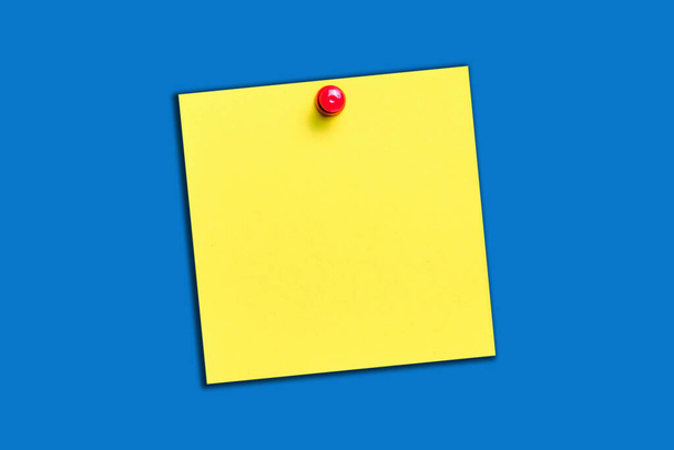 nota adhesiva amarilla sobre un fondo azul - Foto, imagen