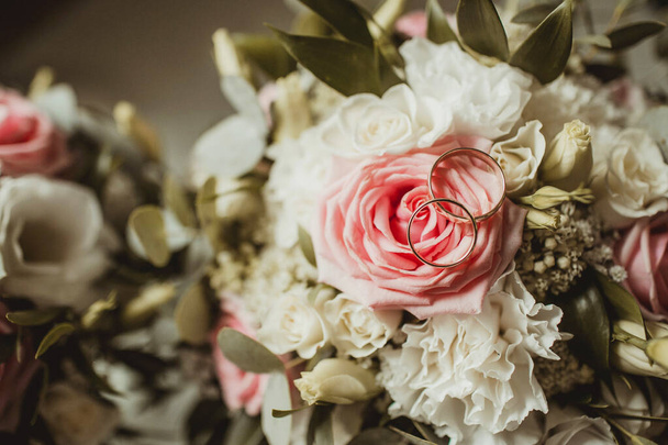свадебные кольца на красивых цветущих цветах - Фото, изображение