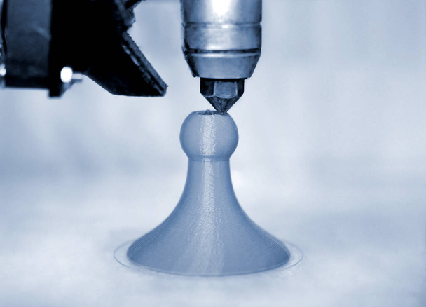 Figura de impresión de impresora 3D moderna colores azules de cerca - Foto, Imagen