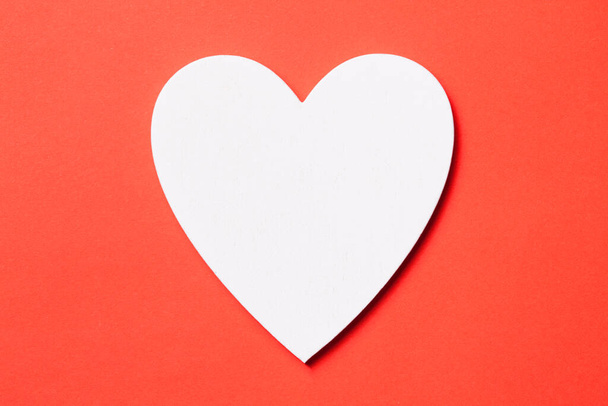 paper heart on a red background - Foto, Imagen