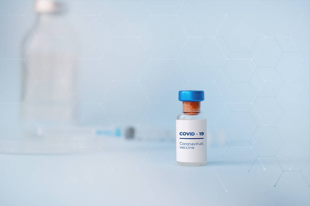 ampullák a kézben és fecskendő Covid-19 vakcinával kék alapon. A megelőzés, immunizálására és kezelésére a koronavírus fertőzés.Fertőző orvoslás koncepció. Fénymásolási hellyel - Fotó, kép