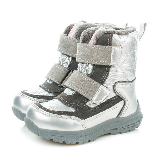 Widok z boku dla dzieci jasne błyszczące buty zimowe z rzepem dla dziewczyny w kolorze srebrnym. Izolacja. - Zdjęcie, obraz