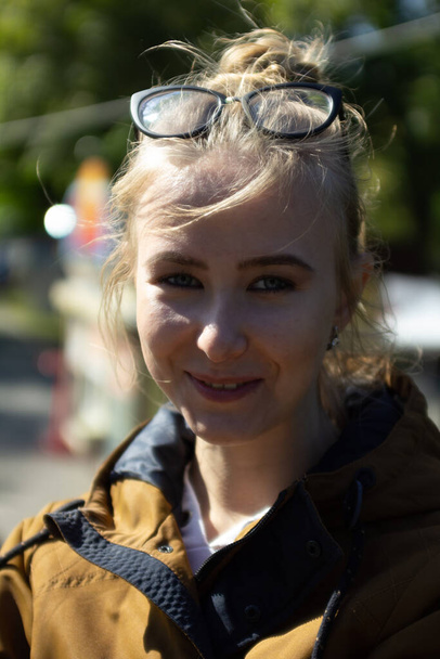 girl with glasses in the park in sunny weather - Foto, Bild