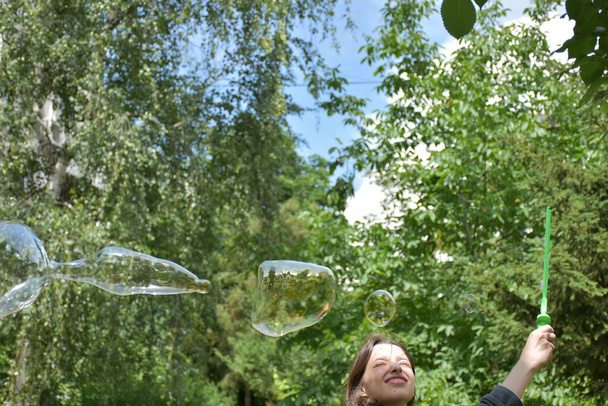 мильні бульбашки на фоні пейзажу
, - Фото, зображення
