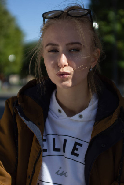 girl with glasses in the park in sunny weather - Zdjęcie, obraz