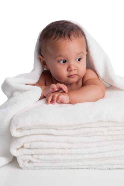 Bébé garçon enveloppé dans une serviette blanche
 - Photo, image