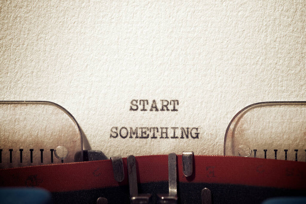 Ξεκινήστε μια φράση γραμμένη με μια γραφομηχανή. - Φωτογραφία, εικόνα
