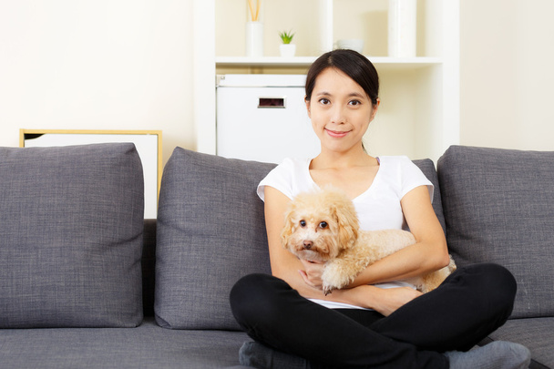 Azji kobieta i pudel pies w domu - Zdjęcie, obraz