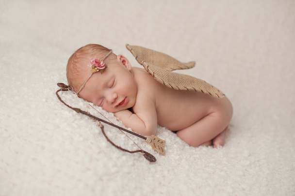 neugeborenes Mädchen mit Amor-Flügeln und Bogenschießen-Set - Foto, Bild