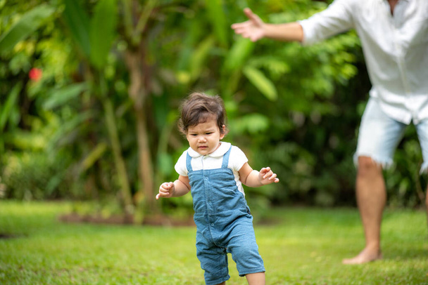 Familienmensch-Konzept, Vater und Baby Freude am Spielen im Garten, Spaß haben und glücklich lächeln, Kindheit und Elternliebe gemeinsam im Sommer zu Hause - Foto, Bild