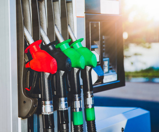 Benzin istasyonunda renkli yakıt pompaları - Fotoğraf, Görsel