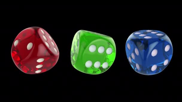 Rojo, verde, azul translúcido dados de póquer giran al azar sobre un fondo transparente. - Metraje, vídeo