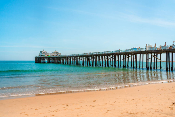 Malibu Beach pier, California. Vista postal, cielo azul y hermosas olas del océano - Foto, Imagen