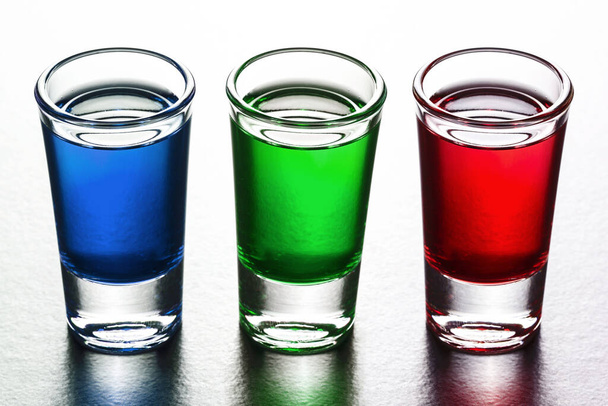 Set farbiger Cocktails auf weißem Hintergrund - Foto, Bild