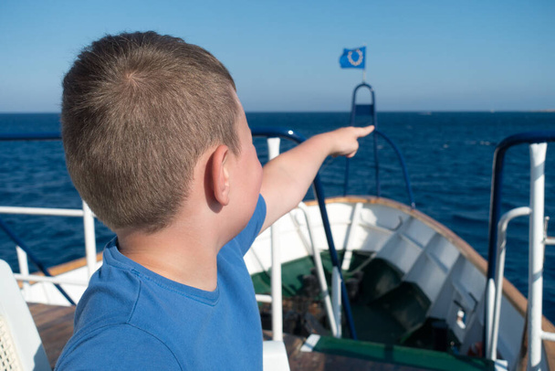 хлопчик на кораблях плив у блакитному морі
 - Фото, зображення
