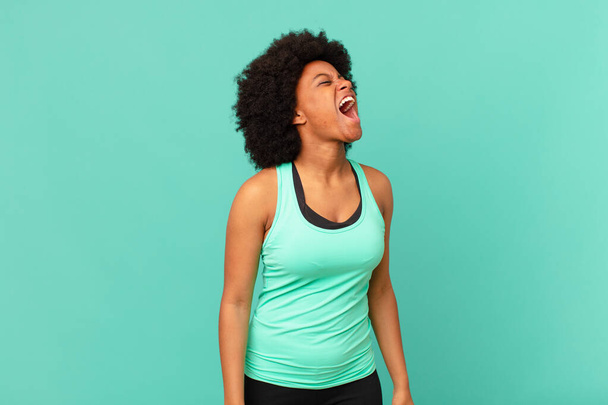 black afro woman screaming furiously, shouting aggressively, looking stressed and angry - Foto, afbeelding