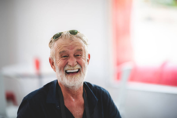 portret van gelukkig senior man oud man grootvader of vader ouder zijn gelukkig - Foto, afbeelding