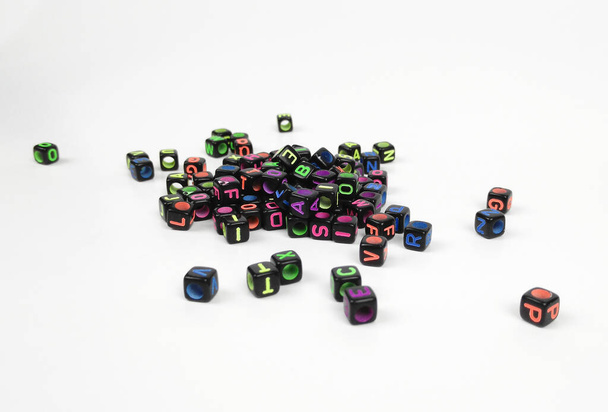 il carattere colorato su un cubo di plastica nero  - Foto, immagini