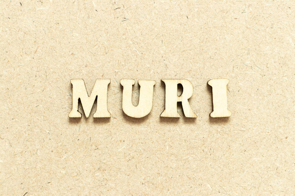 Αλφάβητο γράμμα στη λέξη muri σε φόντο ξύλου - Φωτογραφία, εικόνα