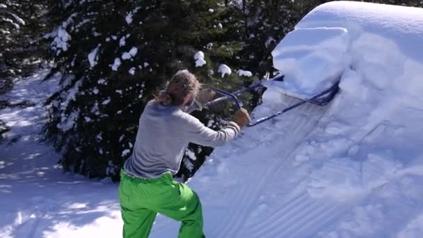 晴れた冬の日に新雪の山を動かす - 映像、動画