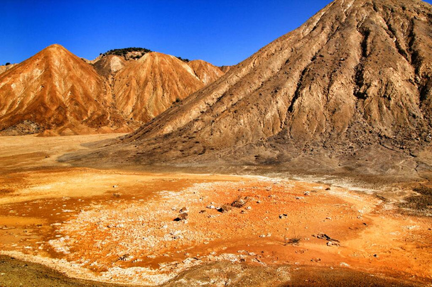Sedimenty, skalní útvary a minerální pruhy ve starém opuštěném lomu v Mazarronu, Murcia, Španělsko - Fotografie, Obrázek