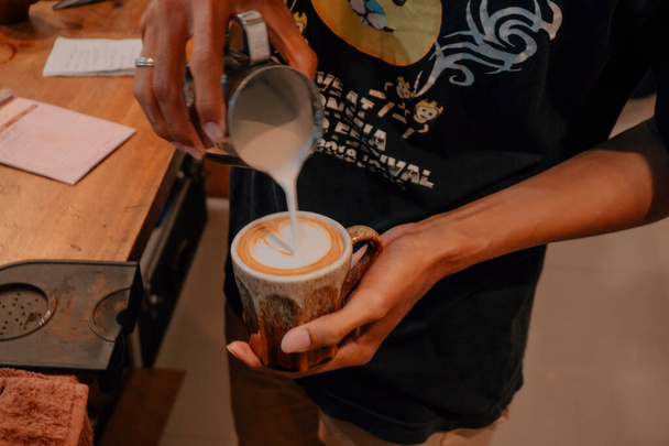 gőzölt tej espresso kávéba öntése - Fotó, kép
