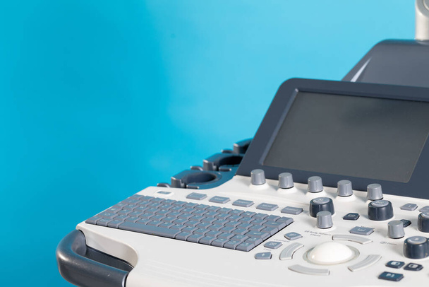 Ultrazvukový přístroj pro zobrazování a vyšetření měkkých tkání lidského těla. - Fotografie, Obrázek