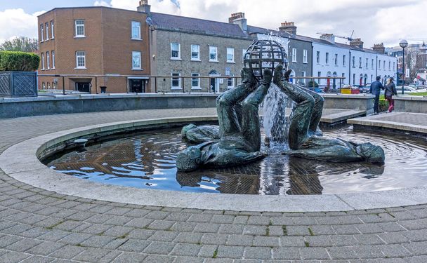  A sculpture by  Cliodna Cussen entitled Who Made the World. It is outside the Herbert Park Hotel  in Ballsbridge, Dublin, Ireland.    - Φωτογραφία, εικόνα