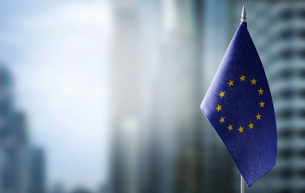 Hafif bulanık bir arkaplanda Avrupa Birliği 'nin küçük ulusal bayrakları - Fotoğraf, Görsel