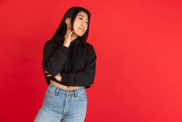 Asiatische junge Mädchen Porträt isoliert auf rotem Studiohintergrund. Retro-Stil - Foto, Bild