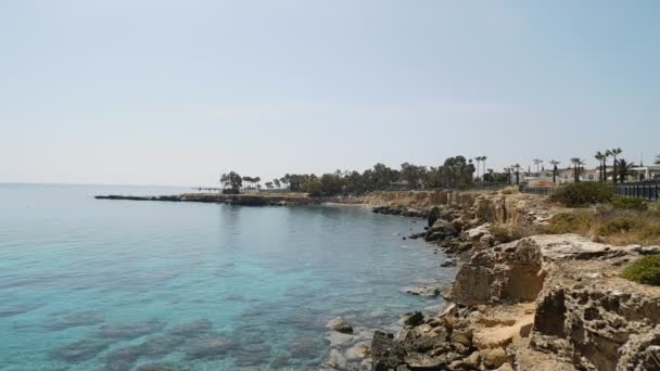 Ciprus szigete. Ciprus sziklás partvonala. - Felvétel, videó