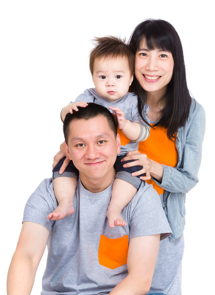 ピギーバックを与える赤ちゃんの息子を持つ父親と家族 - 写真・画像