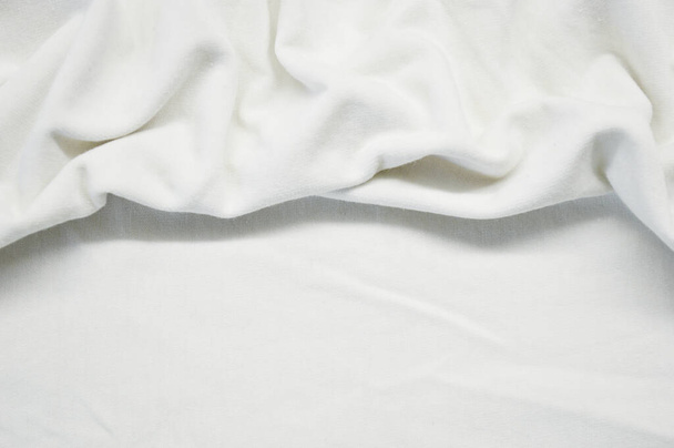 Biały wzór tkaniny jako tło. Zbliżenie na białym materiale tekstury na tkaninie. pognieciona tekstura tkaniny - Zdjęcie, obraz