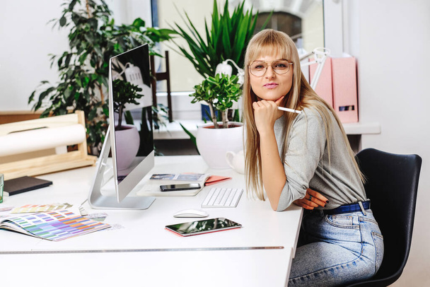 Mujer enojada en el trabajo sentada en la mesa con computadora de escritorio - Foto, Imagen