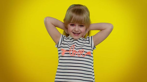 Petite fille blonde enfant fête succès gagner, se réjouit de faire geste gagnant dire oui, danser - Photo, image