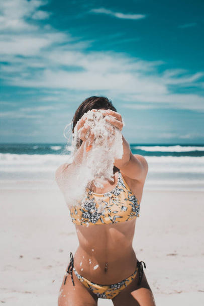 Retrato de mujer en la playa de vacaciones - Foto, Imagen