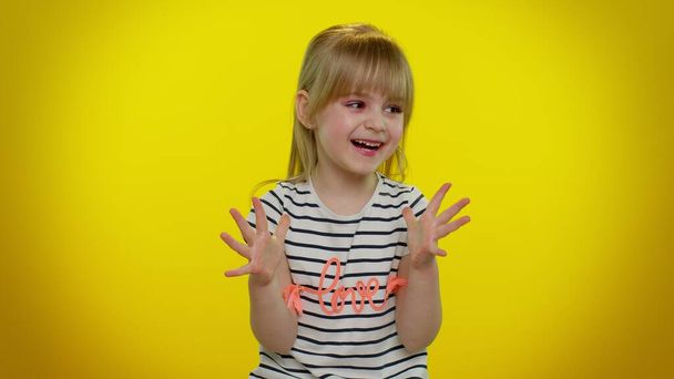 Retrato de criança criança loira engraçada gritando, levantando as mãos em gesto Eu fiz isso, celebrando o sucesso - Foto, Imagem