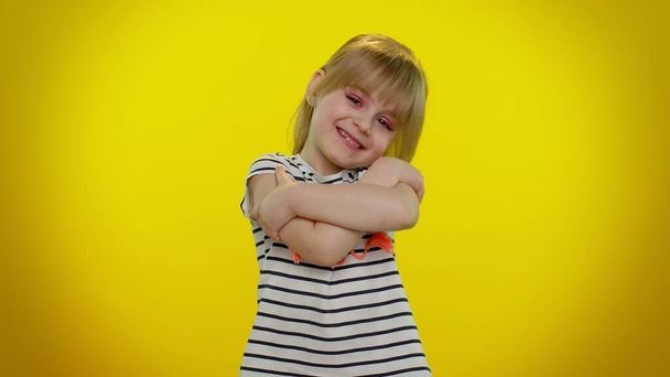 Grappig speels blond kind meisje 5-6 jaar oud gespreide handen en geef knuffel omhelzing aan u, liefde gevoel - Foto, afbeelding