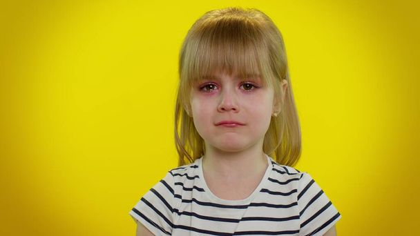 Rozczarowany dzieciak dziewczynka ze łzami na oczach płacze z rozpaczy smutek z powodu niesprawiedliwych rzeczy - Zdjęcie, obraz